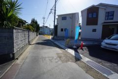 前面道路は北東側4ｍ。交通量が少ないため小さなお子様がいるご家庭も安心です＾＾駐車もスムーズですね＾＾