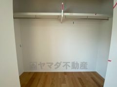 洋服や小物などを1箇所にまとめて美しい収納を実現します。 季節物の衣類もスッキリ収納できるクローゼット付 。