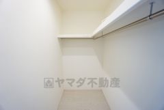 同仕様写真。ハンガーパイプ付で散らかりがちな洋服類もきれいに整理できます。使用頻度が少ないものは枕棚の上に、足元には3段ボックスを置いて、フル活用できるクローゼットです＾＾