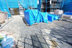 カースペースは停めやすい並列駐車3台付き。