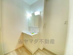 三面鏡つき洗面台。収納も一体型になっているので、ドライヤーやヘアアイロンの置き場に困りませんね。