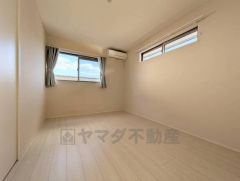 木目調のシンプルデザインで落ち着きと安らぎの空間に仕上げています。各部屋に収納が完備されているので、お荷物が多くなっても安心の設計です。