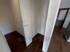 リビング横に収納スペースを確保＾＾リビングで使うものの収納場所として重宝しますね＾＾