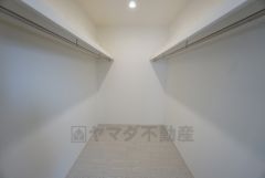 同仕様写真。収納力豊富なウォークインクローゼット付き。洋服や小物などを1箇所にまとめて美しい収納を実現します。