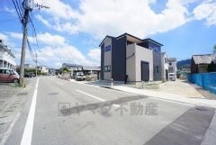前面道路は西側約8.6ｍ。車の離合がスムーズで余裕を持って駐車出来ます＾＾ イオンモール福岡まで車で約10分（3.1ｋｍ）映画鑑賞やショッピングを楽しめます。
