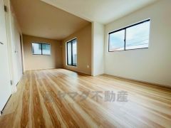一部屋で利用することも、お子様が大きくなれば二部屋として用途によって可動間仕切りの出来る洋室です＾＾