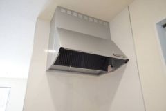 調理により発生する油煙や臭いを吸い込み、屋外へ排気してくれます。