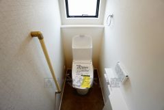 同仕様写真。温水洗浄機付トイレです。節水機能もあるので、安心して使えますね。もちろん、1階2階の2ヶ所にトイレがあるので、忙しい朝にもゆとりができますね。