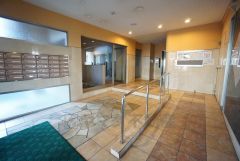 エントランスの自動ドアと出入り口に段差のないバリアフリー対応です。