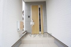 ブラウントーンの玄関扉＾＾外壁とマッチングしていてかっこいいですね＾＾家の顔となる玄関扉がかっこいいと、たくさんの人を招き入れたくなりますね＾＾