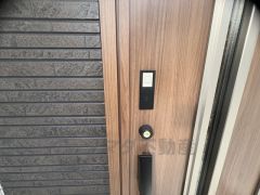 かざすだけで開閉できる、タッチキー採用の玄関。お買い物帰りで、両手がふさがってきても簡単に中に入れます＾＾