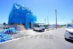 前面道路は交通量が少なく小さなお子様がいるご家庭でも安心です＾＾