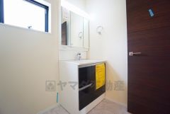 三面鏡つき洗面台。収納も一体型になっているので、ドライヤーやヘアアイロンの置き場に困りませんね。