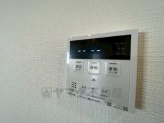 キッチン横からお湯張り、追い炊き、足し湯がボタン一つで楽々操作できる給湯機リモコンです＾＾忙しい夕飯の準備の時間帯に重宝しますね。