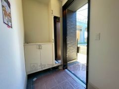 たっぷり収納できるシューズボックスです。家族全員の靴がきれいに整頓できます。棚の上にお花や写真を飾っても良いですね。