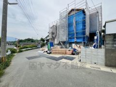 須恵第三小中学校まで徒歩9分。須恵中学校まで徒歩14分とお子様の通学が安心な距離です＾＾ 2面方向、道路に面しており日当り風通し良好です＾＾