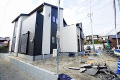 駐車スペースはゆとりある2台分を確保。マイカー用に、お客さま用に、余裕を持ってご利用いただけます。 須恵ICまで車で約5分（1.4ｋｍ）