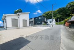 前面道路は交通量が少なく小さなお子様がいるご家庭もも安心です＾＾ 約5ｍ、カースペースは停めやすい並列駐車2台付き＾＾
