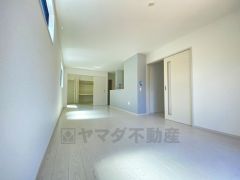 おしゃれで過ごしやすいリビングです。 対面式キッチンを中心としたリビングダイニングで家族の会話が弾みそうです。