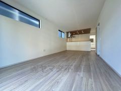 おしゃれで過ごしやすいリビングです。隣接する和室と合わせると約22帖以上の大空間になります。