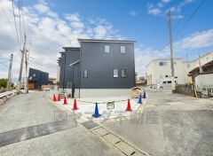 カースペースは停めやすい並列駐車2台付き。（軽自動車含む）