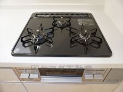 同仕様写真。3口コンロなので、効率よくお料理が楽しめます。毎日のお料理も楽しくなりますね＾＾