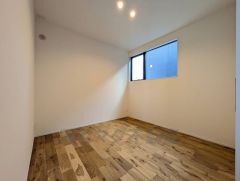 明るい洋室です。ナチュラル色のフローリングで開放的な優しい雰囲気になっています＾＾ベッドや机、ＴＶを置いてもゆとりのある広さです。