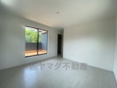 ウォークインクローゼット付きの洋室。スペースも広く、毎日のコーディネートが楽しくなります＾＾