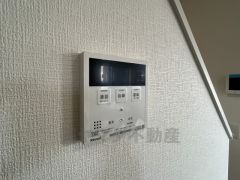 給湯器リモコンはキッチン横からボタンひとつで操作が楽々。通話ボタン付きでお子様とも会話ができて安心です。