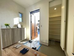 たっぷり収納できるシューズボックスです。家族全員の靴がきれいに整頓できます。棚の上にお花や写真を飾っても良いですね。