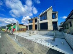 前面道路は西側約7.7ｍ。幅広く車の離合もスムーズです＾＾