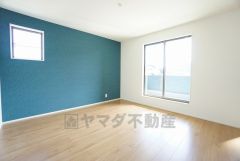 2面採光を確保した明るい室内は、風通しも良く、大変居心地の良い空間となっております。爽やかな風を感じて起きる朝は、快適生活の始まりに。