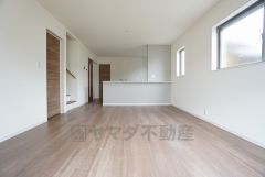 同仕様写真。家族が集まる開放的なリビング。約16帖の大空間で毎日のお食事が楽しみです＾＾思い思いの時間を過ごしたり、家族みんなで食事をしたり、素敵な団らんの場になりますね。