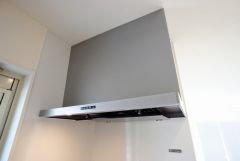 調理により発生する油煙や臭いを吸い込み、屋外へ排気してくれます。