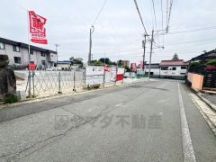 こちらの前面道路は西側6.2ｍ。お車の離合や、駐車もスムーズです＾＾オール電化。西鉄バス西伊岐須停まで徒歩14分＾＾
