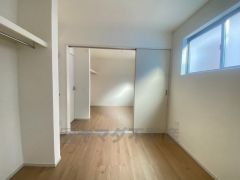 オープンクローゼットは、扉の開閉動作がないので荷物の出し入れがスムーズになります。衣類を綺麗にまとめておしゃれにまとめれば、お部屋のアクセントにもなります＾＾