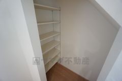 同仕様写真。キッチン横パントリー収納。食器やキッチン用品、食料品の保存に便利です＾＾高さのある物もスッキリ収納できます＾＾