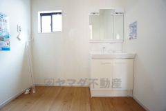 三面鏡つき洗面台。収納も一体型になっているので、ドライヤーやヘアアイロンの置き場に困りませんね。