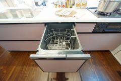 家事の時間が短縮できる食器洗浄乾燥機付。後片付けもラクラクです。 食器を洗う手間が減るので家族とのコミュニケーションの時間や自分の時間が増えますね。