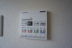浴室暖房乾燥機には、暖房、乾燥、涼風、換気の4つの機能が付いています。タイマー付きです。