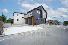 前面道路は6.2ｍ～8ｍと広く、駐車がスムーズにできます＾＾