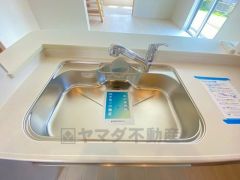広々とした凸型シンクに洗剤ポケットを標準装備。大きなお鍋など洗いやすいです。洗剤や石鹸、スポンジもすっきりできる収納付き。
