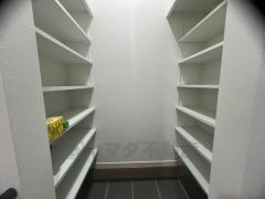 シューズインクローゼットも完備されており、玄関収納も問題ありません。棚の上にお花など飾ってインテリアも楽しめますね。