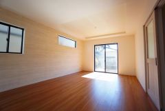 大きな窓のあるリビングは、陽光あふれる明るい空間です。居心地良く、ご家族皆がゆったり寛げる憩いの空間となりそうです。