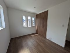 住む人のこだわりを活かす洋室＾＾日当たりがよく、寝室としての利用もおすすめ。広めのクローゼットもあり荷物もすっきり片付けれ、ゆとりのある暮らしが出来ます＾＾