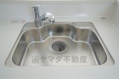 同仕様写真。広々とした凸型シンクに洗剤ポケットを標準装備。大きなお鍋など洗いやすいです。洗剤や石鹸、スポンジもすっきりできる収納付き。