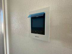 防犯性、セキュリティ対策に安心できるテレビモニター付きインターフォンです。セールスマン対策にもなり安心できます。