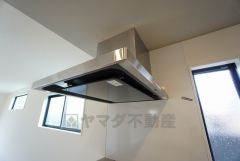 調理により発生する油煙や臭いを吸い込み、屋外へ排気してくれます。