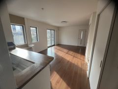 大きな窓のあるリビングは、陽光あふれる明るい空間です。居心地良く、ご家族皆がゆったりくつろげる憩いの空間となりそうです。