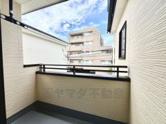 お洗濯物を干すスペースとしても十分な広さがあります。  お天気の良い日はお洗濯物がよく乾きそうな日当たり良好のバルコニー